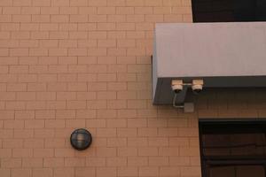 bewakingscamera's zijn een moderne technologie om dieven te voorkomen en dieven die op rode bakstenen constructie als een muur zijn geïnstalleerd om ook dieven te voorkomen. foto