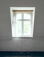 verlaten huis met zonlicht foto