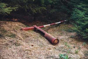 gebroken barrière in het bos foto