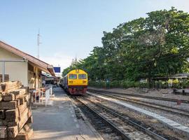 diesel elektrische locomotief in het stedelijke station. foto