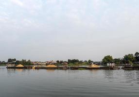 de grote vrachtboot die veel zand laadt, vaart langs de grote rivier. foto