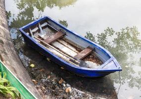 oude plastic roeiboot foto