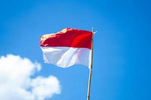 Indonesische vlag met hemelachtergrond foto