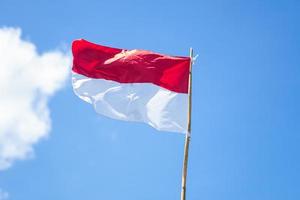 Indonesische vlag met hemelachtergrond foto