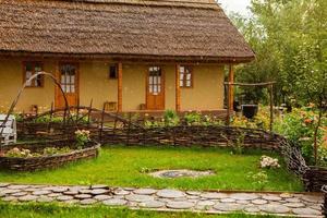 landelijk huis gemaakt van klei en klei dak. het ideale landhuis voor rust en ontspanning midden in de natuur foto