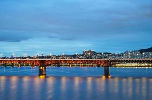 nachtzicht op de seongsu-brug in seoul, korea foto