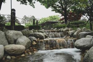waterval in samdeok park, anyang, korea foto