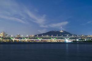 nachtzicht op de han-rivier in seoul foto