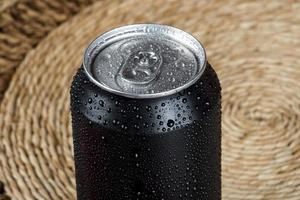 zwarte aluminium kan, met druppels water foto