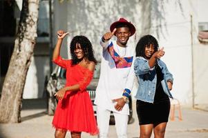 groep van drie stijlvolle trendy afro frankrijk vrienden geposeerd op herfstdag. zwart Afrikaans manmodel met twee dames met een donkere huid. foto