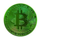 groene bitcoin van cryptovaluta tijdens stijgende markt op witte achterzijde foto