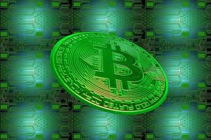 groen bord en een waardevolle groene bitcoin van cryptovaluta schuin foto