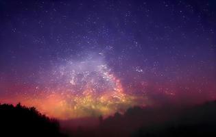 melkweg en roze licht op de bergen. nacht kleurrijk landschap. sterrenhemel met heuvels in de zomer. prachtig universum. ruimte achtergrond met melkweg. reis achtergrond foto