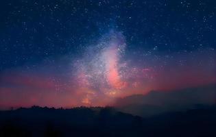 nachtlandschap met kleurrijke melkweg en bergen. sterrenhemel met heuvels in de zomer. prachtig universum. ruimte achtergrond foto