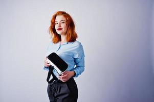 roodharig meisje in blauwe blouse met vr-bril in studio geïsoleerd op wit. foto