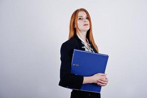 portret van een roodharige zakenvrouw met een gestreepte blouse en een jas met een blauwe map. foto