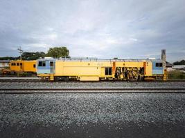 de ballaststampmachine werkt om de dwarsligger en de ballaststeen te onderhouden. foto