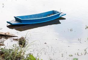 oude plastic roeiboot foto