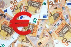 rood vilt euro valutateken op 50 vijftig euro bankbiljetten achtergrond. financieel, bank, geld, economie, bedrijfsconcept. plaats voor tekst. foto
