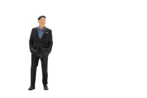 miniatuur mensen zakenman dragen zwart pak met uitknippad foto