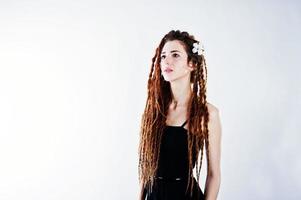 studio shoot van meisje in het zwart met dreadlocks op een witte achtergrond. foto