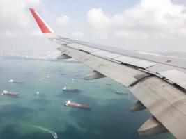 uitzicht vanuit het raam van het vliegtuig. foto