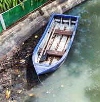 de plastic roeiboot foto