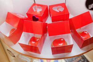 rode geschenkdozen met hartencakes. klein bedrijf van snoep souvenirs winkel. foto