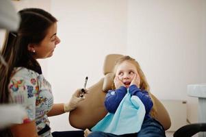 babymeisje bij tandartsstoel. kinderen tandheelkundige. foto