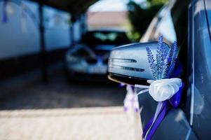 huwelijksdecoratie van lavendel in spiegel van auto. foto