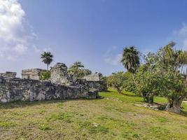 oude tulum ruïnes Maya site tempel piramides artefacten zeegezicht mexico. foto