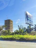 cancun quintana roo mexico 2022 typische straat auto's gebouwen en stadsgezicht van cancun mexico. foto