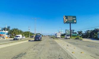 cancun quintana roo mexico 2022 typische straat auto's gebouwen en stadsgezicht van cancun mexico. foto