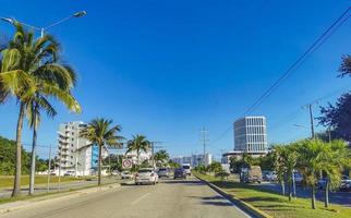 cancun quintana roo mexico 2022 typische straat auto's gebouwen en stadsgezicht van cancun mexico. foto