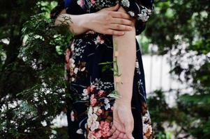 close-up foto van een bloem geplakt op een vrouwelijke arm.