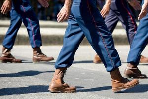 militair marcheren in een straat. benen en schoenen in lijn foto