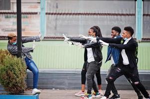 groep afrikaanse tieners vrienden in het park met medische maskers beschermen tegen infecties en ziekten coronavirus virus quarantaine. foto