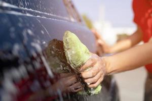 auto wassen. auto reinigen met water onder hoge druk. foto
