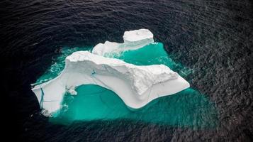 luchtfoto van de ijsberg gezien onder water en buiten water foto