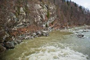 ongelooflijke en stormachtige rivier de prut in de karpaten, jaremcze resort, oekraïne, europa. foto