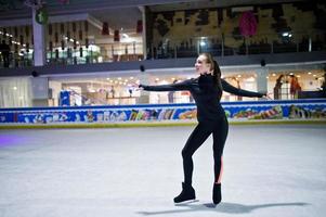 kunstschaatsster vrouw op ijsbaan. foto