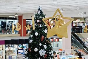 nieuwjaarsversieringen in winkelcentrum met kerstboom. foto