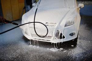 wassen van wit transport op autowasserette. foto