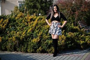 mooie latino model meisje uit ecuador dragen op zwarte tops en rok geposeerd op straat. foto