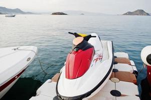 rood en wit jetski op een kalme blauwe zee van Bodrum, Turkije. foto