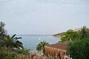 prachtige tropische zee baai met palmen. schilderachtig landschap met bergeilanden en blauwe lagune aan de Egeïsche zee. exotisch landschap. populaire bezienswaardigheid, beroemde bestemming van bodrum, turkije. foto