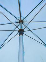 metalen frame in de zijkant van de grote paraplu. foto