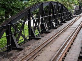 zwarte stalen structuur van de historische brug foto