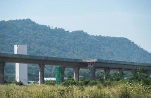 de verhoogde spoorbrug van het dubbelsporige project is in aanbouw. foto