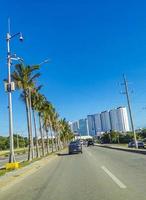 cancun quintana roo mexico 2022 typische straat auto's gebouwen en stadsgezicht van cancun mexico. foto